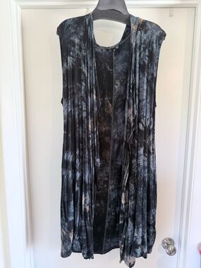 Sleeveless Open-Front Tie-Dye Tunic Vest in Black and Gray